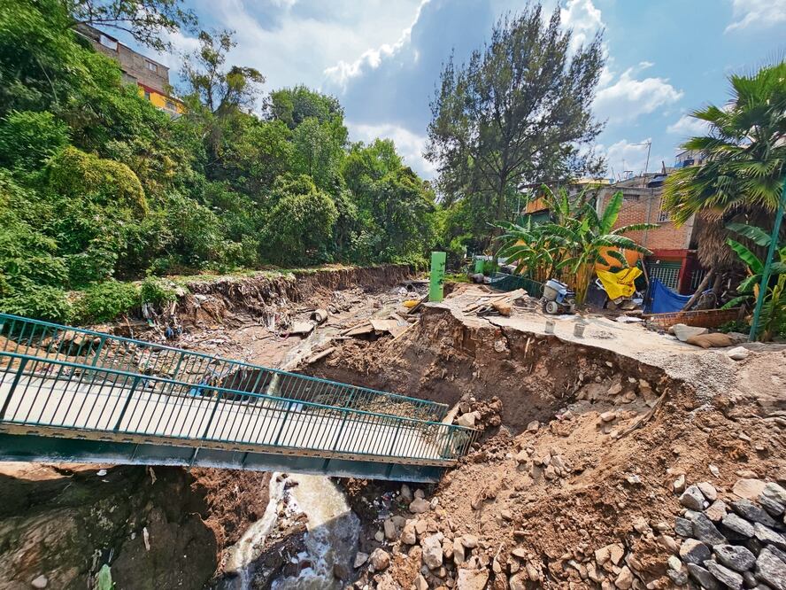 El puente que cruzaba la presa de San Francisco en la colonia Desarrollo Urbano El Pirú tenía una semana de haber sido reinaugurado. Los habitantes quieren que ya no se reconstruya, pues es la tercera vez que se cae. Foto: Jorge Medellín / El Universal