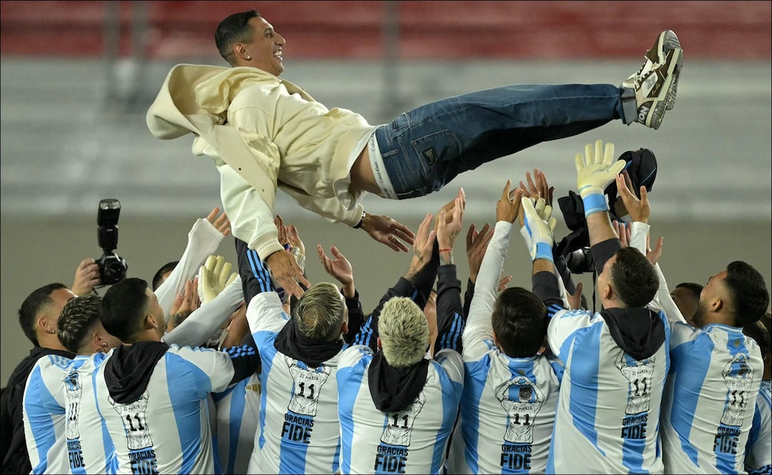 Ángel Di María siendo alzado por sus compañeros de Argentina / Foto: AFP