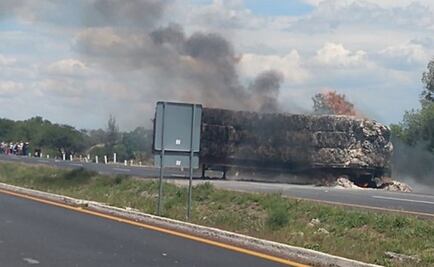 Bloquean con tráiler en llamas la autopista Celaya-Salamanca