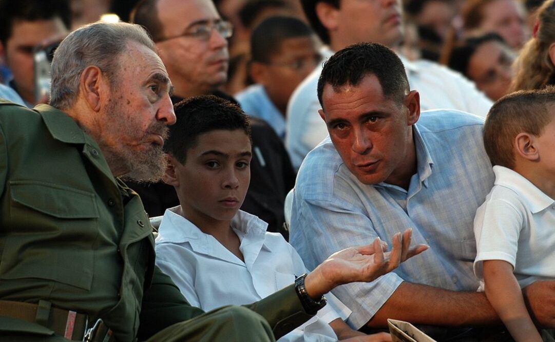 El presidente cubano Fidel Castro conversa con el niño balsero Elián González y su padre Juan Miguel en un evento en 2005. Foto: EFE / Archivo