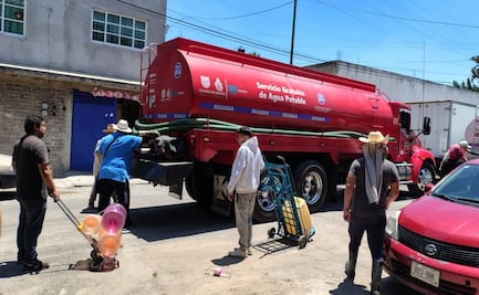 Megafuga en Iztapalapa: vecinos se quedan sin agua y alcaldía reparte garrafones tras ruptura de tubería