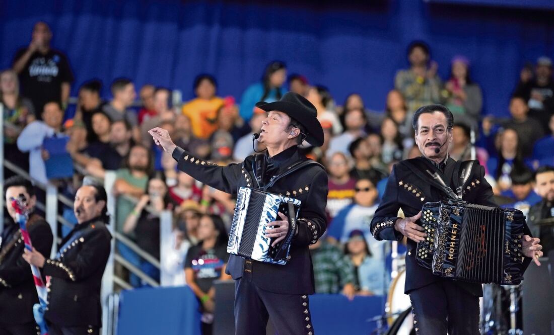 Los Tigres del Norte, ayer en un mitin de Kamala Harris, candidata demócrata a la Casa Blanca, en Phoenix. Foto: Ross D. Franklin | AP