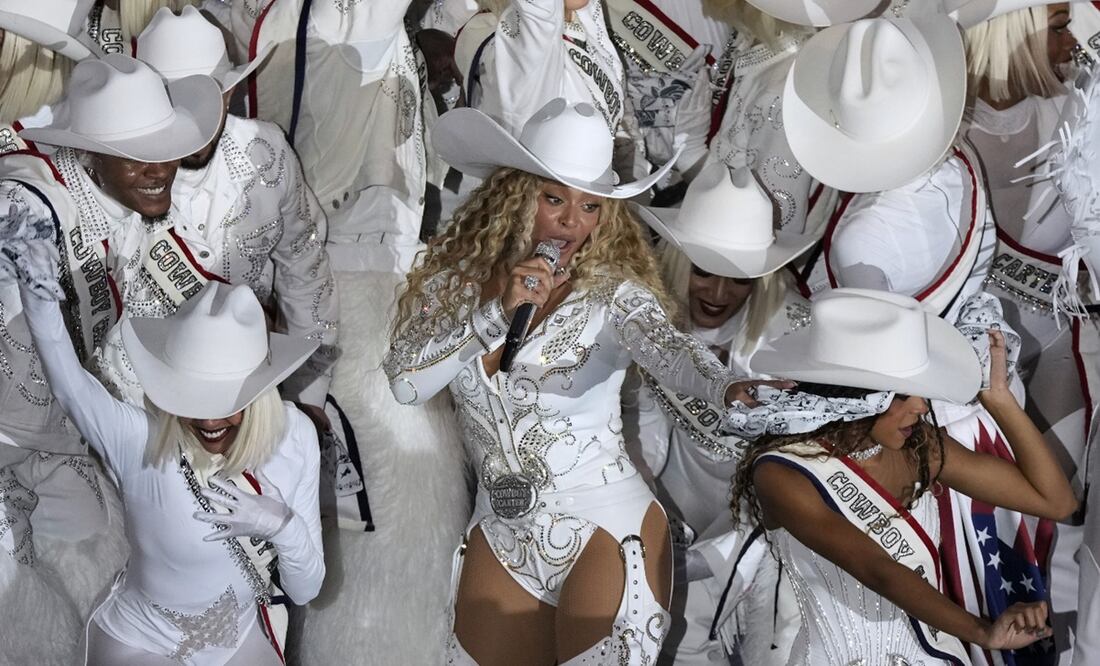 Beyoncé se presenta durante el espectáculo de medio tiempo del partido entre los Baltimore Ravens y los Houston Texans. Foto: Alex Slitz/Getty Images/AFP (Photo by Alex Slitz / GETTY IMAGES NORTH AMERICA / Getty Images via AFP.