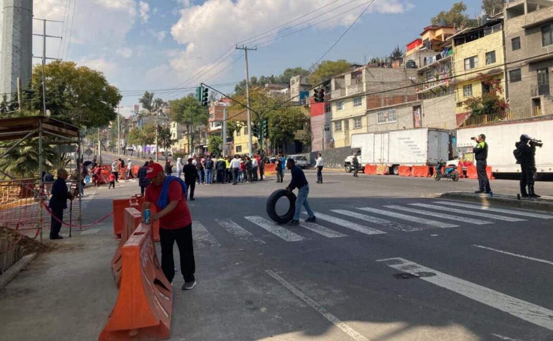 Durante 7 días, vecinos de la colonia "El Capulín" bloquean las obras del Tren Interurbano en demanda de que el gobierno capitalino les repare sus casas; aseguran que los daños han sido ocasionados por la mega construcción. Imagen del 14 de enero. Foto: Especial