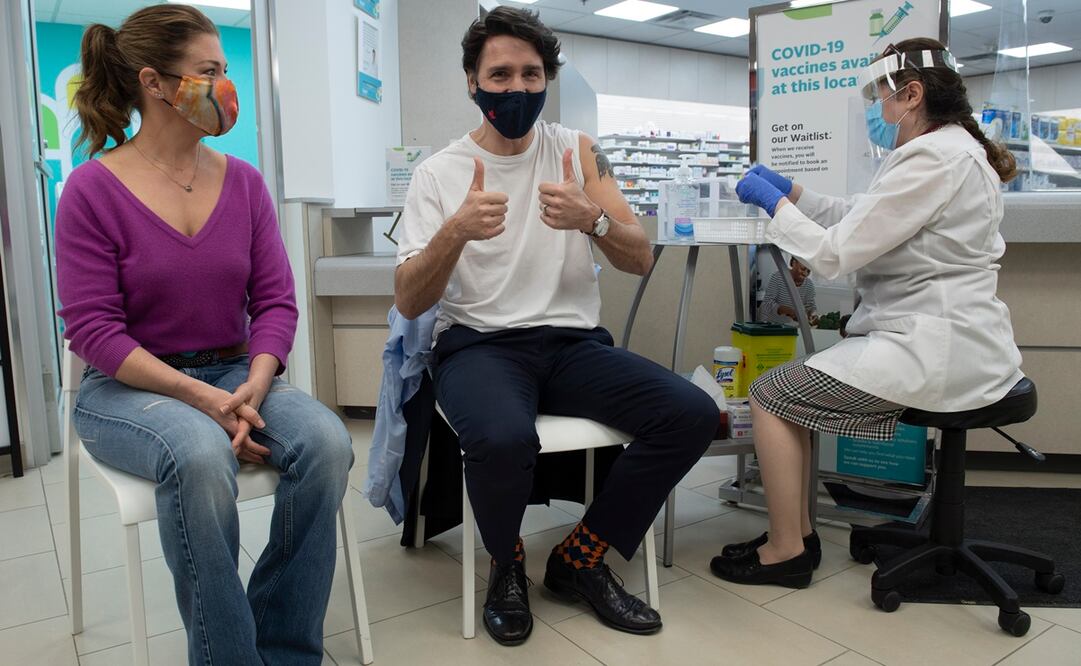El primer ministro canadiense, Justin Trudeau, y su esposa, Sophie Grégoire, recibieron este viernes la primera dosis de la vacuna de AstraZeneca (Foto: AFP)