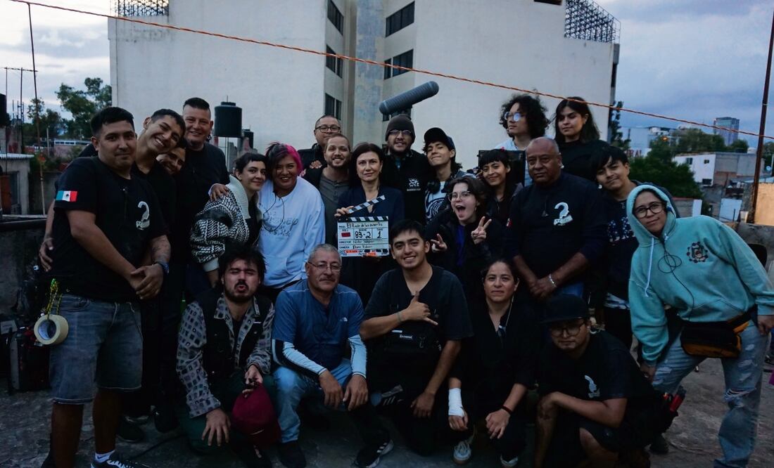 La producción encabezado por Huijara (al centro, con la claqueta) rodó el largometraje en locaciones como la Plaza de las Tres Culturas, la Alameda Central, la UNAM, el Bosque de Tlalpan y el Sistema Colectivo Metro. Foto: CINETC
