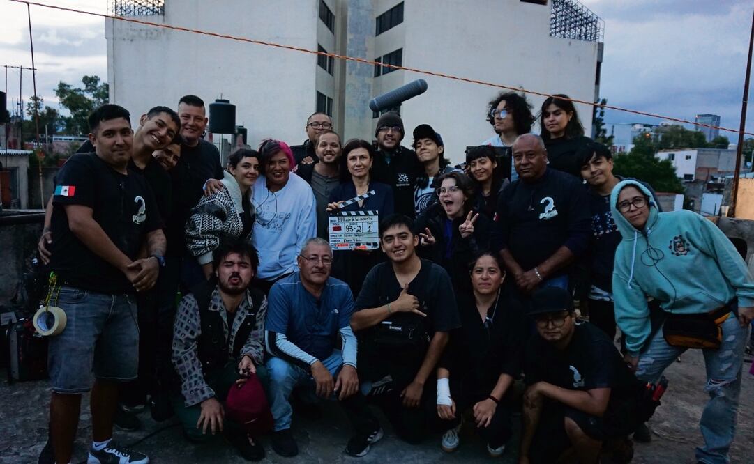 La producción encabezado por Huijara (al centro, con la claqueta) rodó el largometraje en locaciones como la Plaza de las Tres Culturas, la Alameda Central, la UNAM, el Bosque de Tlalpan y el Sistema Colectivo Metro. Foto: CINETC