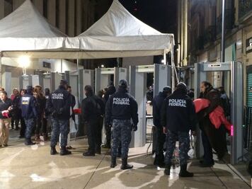 Madrugan feligreses en el Zócalo capitalino
