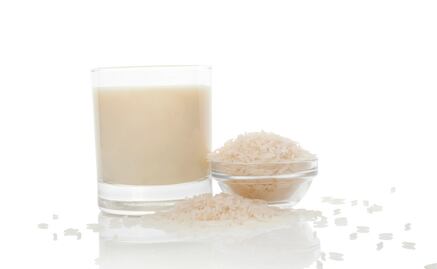 Prepara leche de arroz