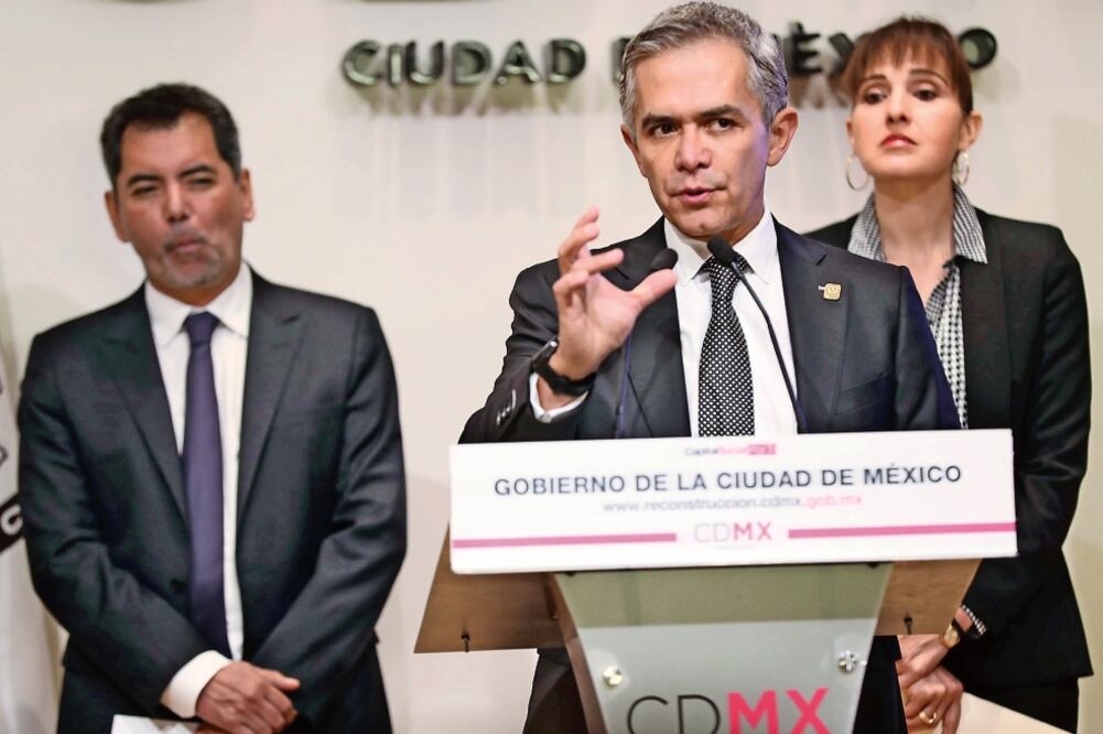 El jefe de Gobierno, Miguel Ángel Mancera, informó que en caso de sismo, a través del programa Respaldo CDMX, se dará apoyo a los capitalinos que estén al día con el pago del predial; precisó que el beneficio no implicará costo adicional (JUAN CARLOS REY)