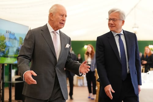 Rey Carlos III advierte contra "riesgos existenciales" de la IA si cae en "manos equivocadas"; inaugura cumbre sobre esa tecnología