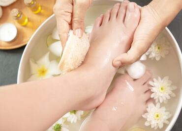 Para qué sirve lavar tus pies con agua tibia y sal de mar