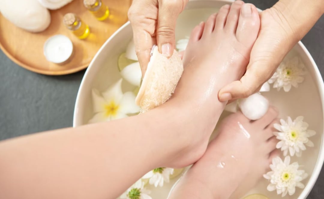 Conoce los beneficios de lavar tus pies con agua tibia y sal de mar. Foto: Freepik