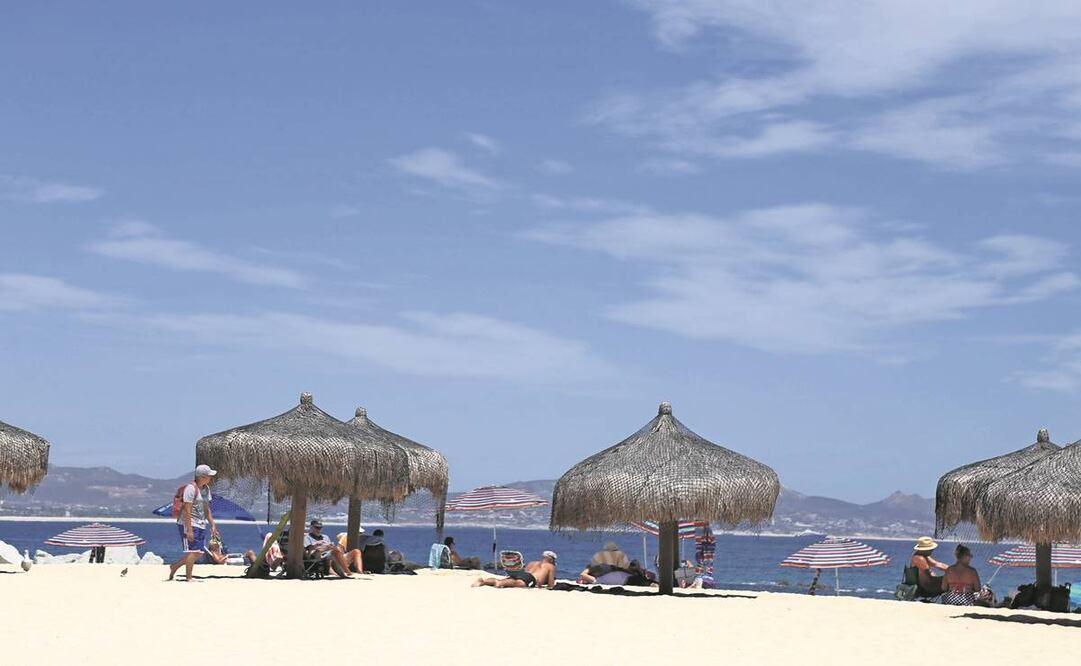 Debido a que la entidad está en semáforo verde, el aforo permitido en playas será de 80%; se mantiene el uso obligatorio de cubrebocas. Foto: Especial