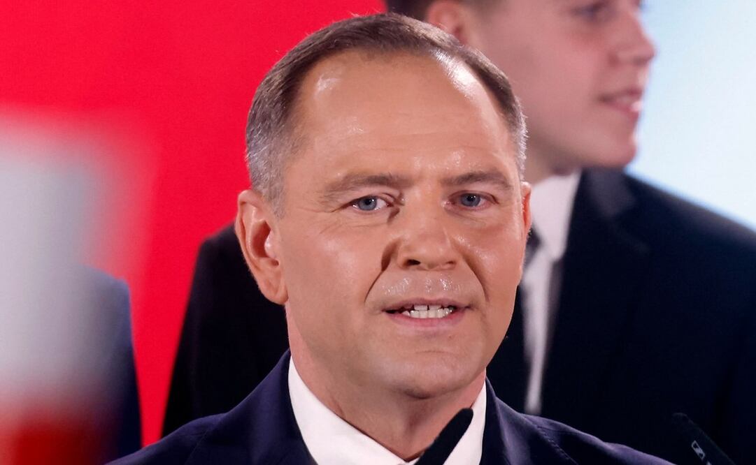 Karol Nawrocki, candidato a las elecciones presidenciales polacas de 2025, apoyado por el partido derechista Ley y Justicia (PiS), se dirige a sus simpatizantes mientras se anuncian las encuestas a pie de urna durante el evento de la noche electoral en el Teatro Mala Warszawa de Varsovia, Polonia, durante la segunda vuelta de las elecciones presidenciales el 1 de junio de 2025. Los candidatos centristas y nacionalistas en las elecciones presidenciales polacas del 1 de junio se proclamaron vencedores después de que una encuesta a pie de urna indicara que estaban empatados. Foto: AFP