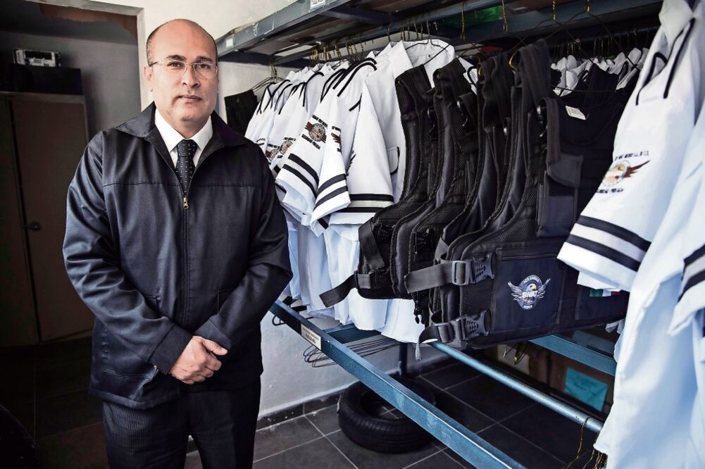 Daniel Cedeño Saucedo, gerente de Operaciones de Rangers Swat México, dijo que se ha registrado un aumento en las solicitudes de protección para tiendas de autoservicio (FOTOS: CRISTOPHER ROGEL BLANQUET. EL UNIVERSAL)