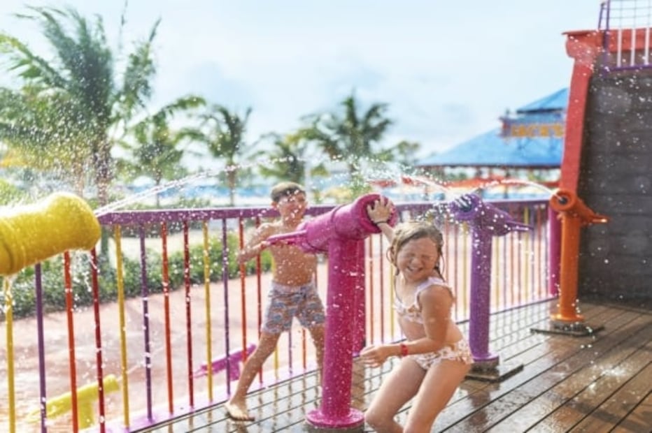 Así es CocoCay, la isla privada de los toboganes de infarto en el Caribe