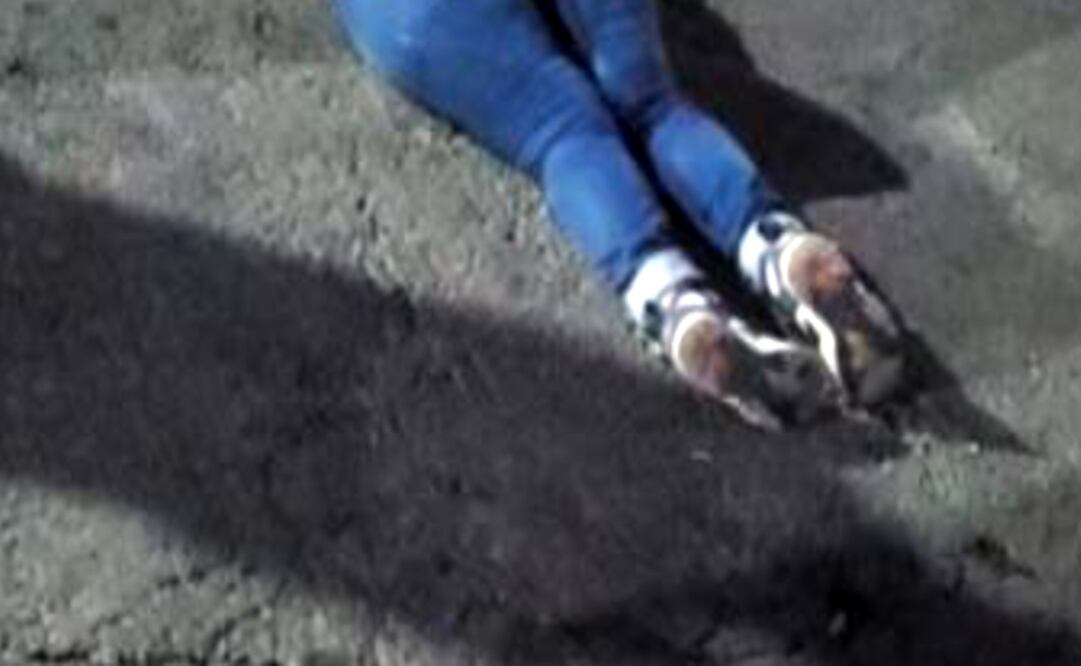 El cuerpo de la mujer quedó tendido en el pavimento. Foto: Especial