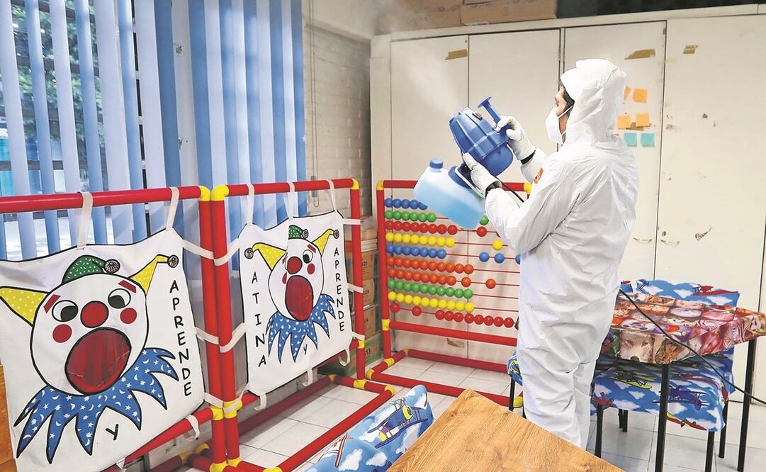 Para desinfectar se utiliza una solución salina isotónica en nebulizadores; para el equipo de fumigación y rociado electrostático se emplea agua mezclada con alcohol, lo que no representa ningún riesgo para los niños. Fotos: Berenice Fregoso. EL UNIVERSAL