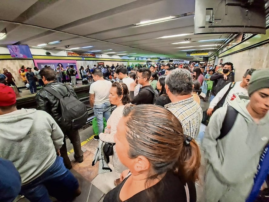 Usuarios de la L3 esperaron hasta 30 minutos el Metro. Foto: BRENDA MARTÍNEZ/EL UNIVERSAL