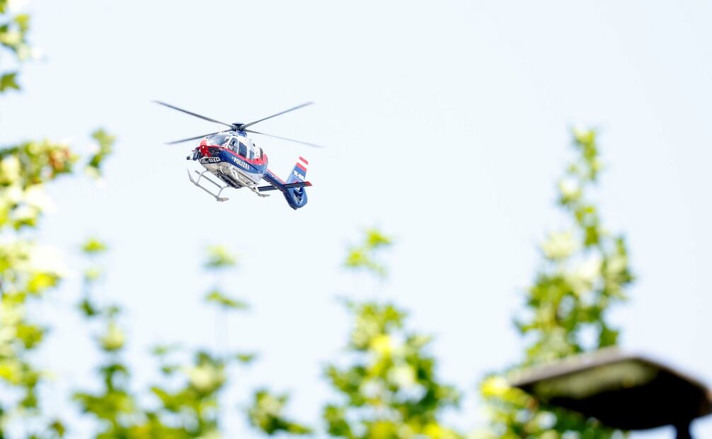 Un helicóptero sobrevuela el instituto Dreierschützengasse tras un tiroteo en Graz, Austria, el 10 de junio de 2025. Al menos nueve personas murieron en el incidente, incluido el tirador, confirmaron las autoridades. Foto: EFE