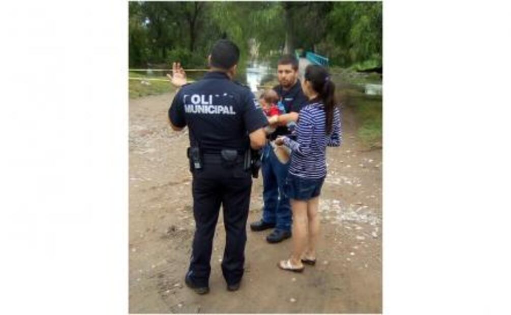 Río arrastra camioneta en Aguascalientes; rescatan a madre e hijo