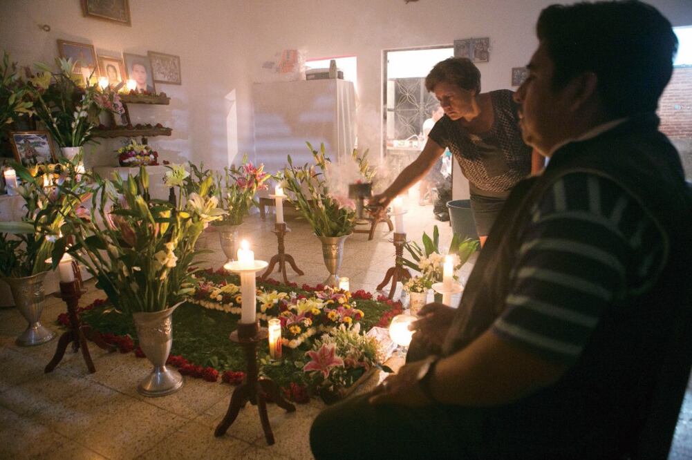 En muchos hogares de Juchitán se llevaron a cabo novenarios por algún fallecimiento, consecuencia del sismo de 8.2 grados. (MARIO MARTINEZ. EL UNIVERSAL)