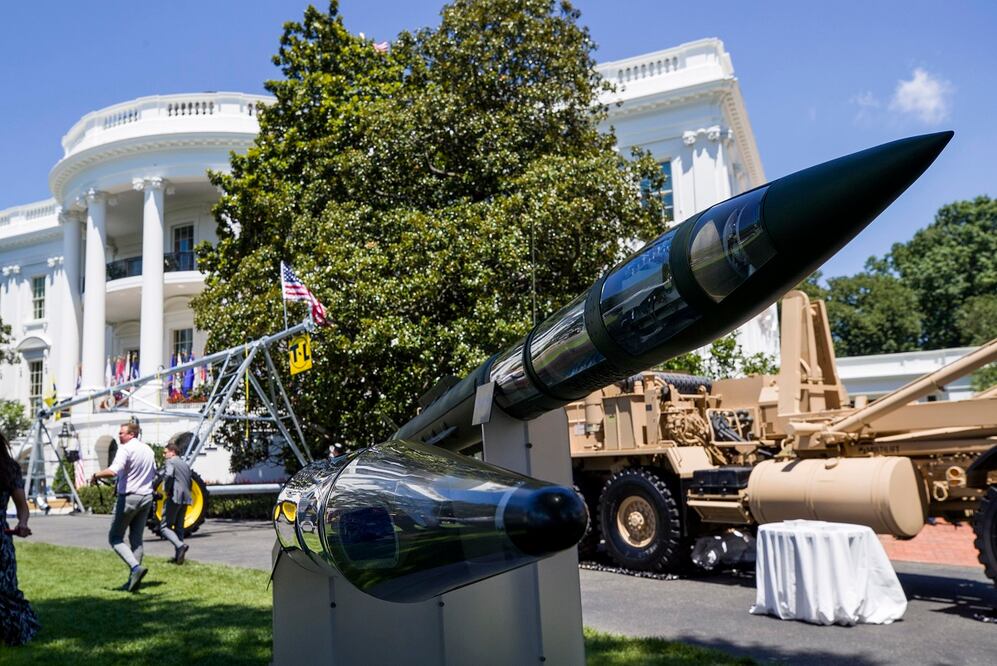 Un sistema de Defensa de Área de Gran Altitud Terminal (THAAD, por sus siglas en inglés) contra misiles balísticos, en una exhibición de Made in America en el Jardín Sur de la Casa Blanca, el 15 de julio de 2019, en Washington. Foto: AP