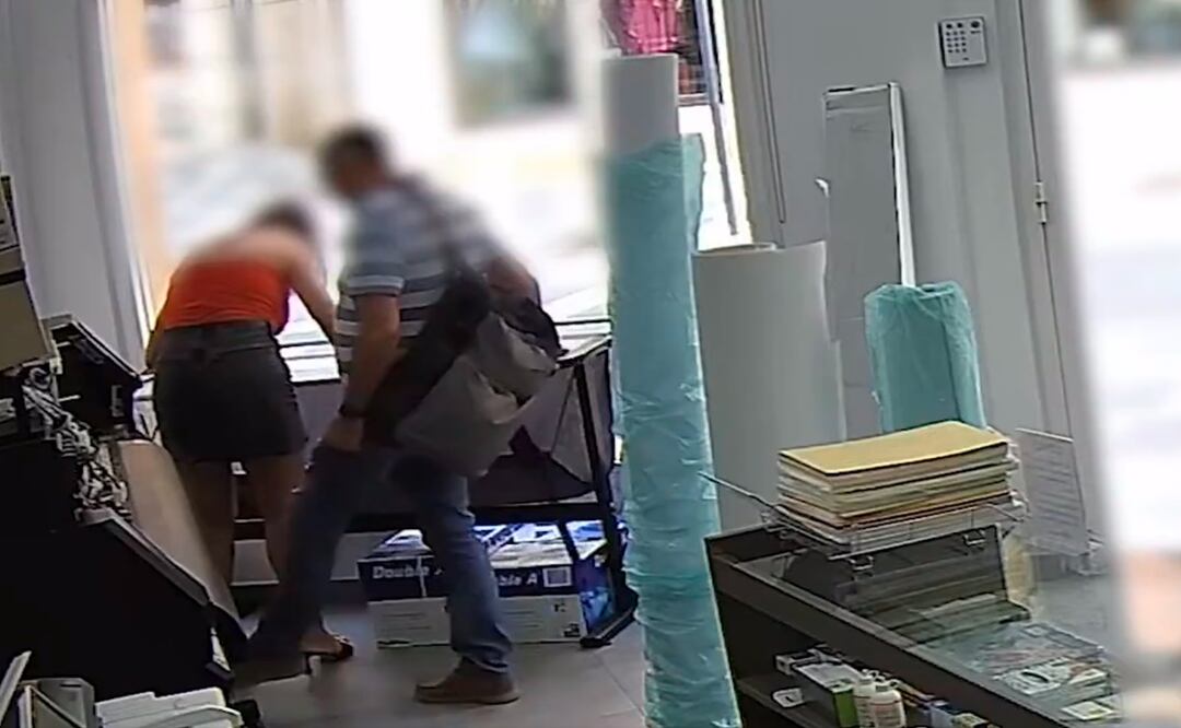 Un hombre fue detenido por realizar grabaciones de índole sexual con una cámara oculta en su calzado mediante la técnica del “upskirting”. Foto: Tomada de video