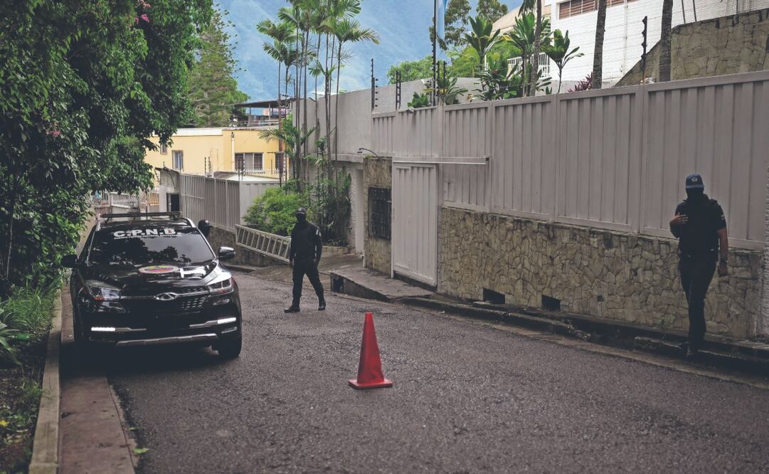 Una patrulla afuera de la Embajada de Argentina, donde algunos miembros de la oposición venezolana están refugiados en Caracas. Foto: de Matias Delacroix. AP