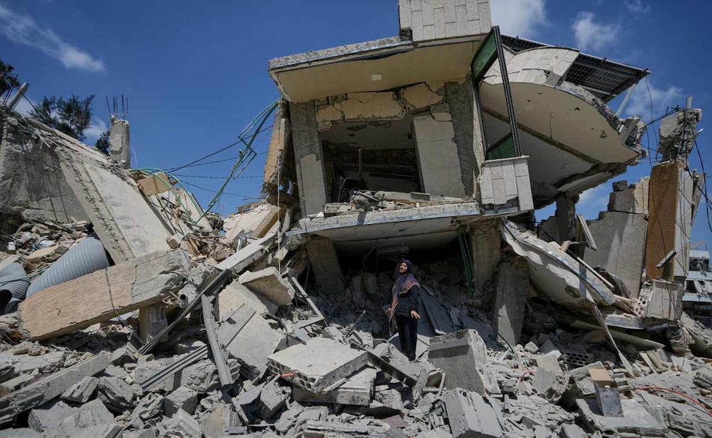 Hanan Qubaisi inspecciona su casa destruida en ataques israelíes previos en la ciudad de Nabatiyeh, en el sur de Líbano, el miércoles 24 de junio de 2026, tras un cese el fuego entre Israel y Hezbollah. Foto: AP