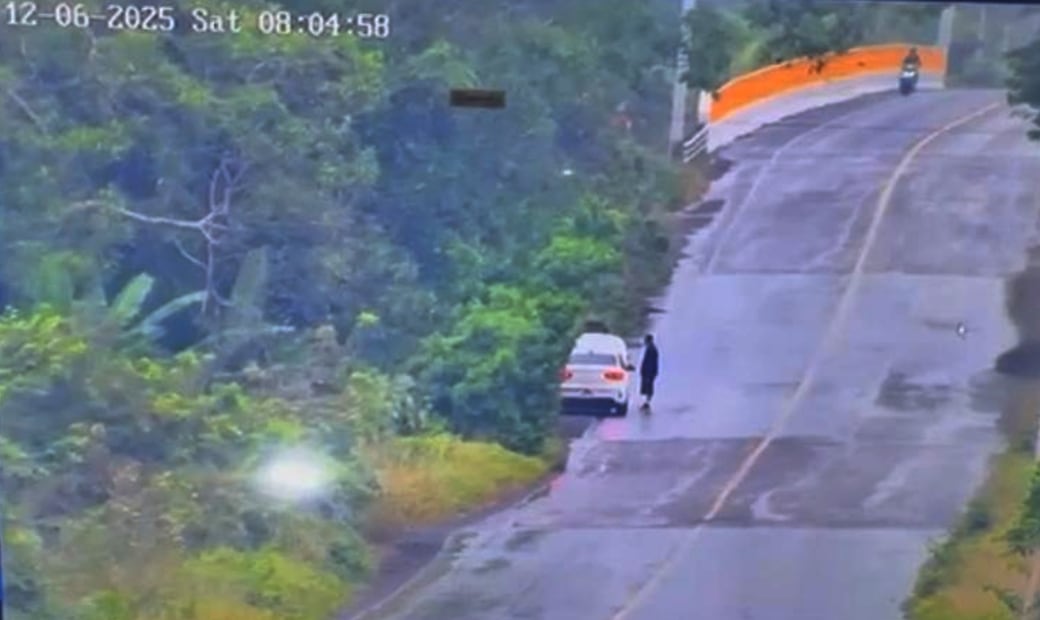 08:04 El vehículo blanco levanta la tapa del cofre, se presume que pasa corriente a la camioneta negra. Foto: captura de pantalla