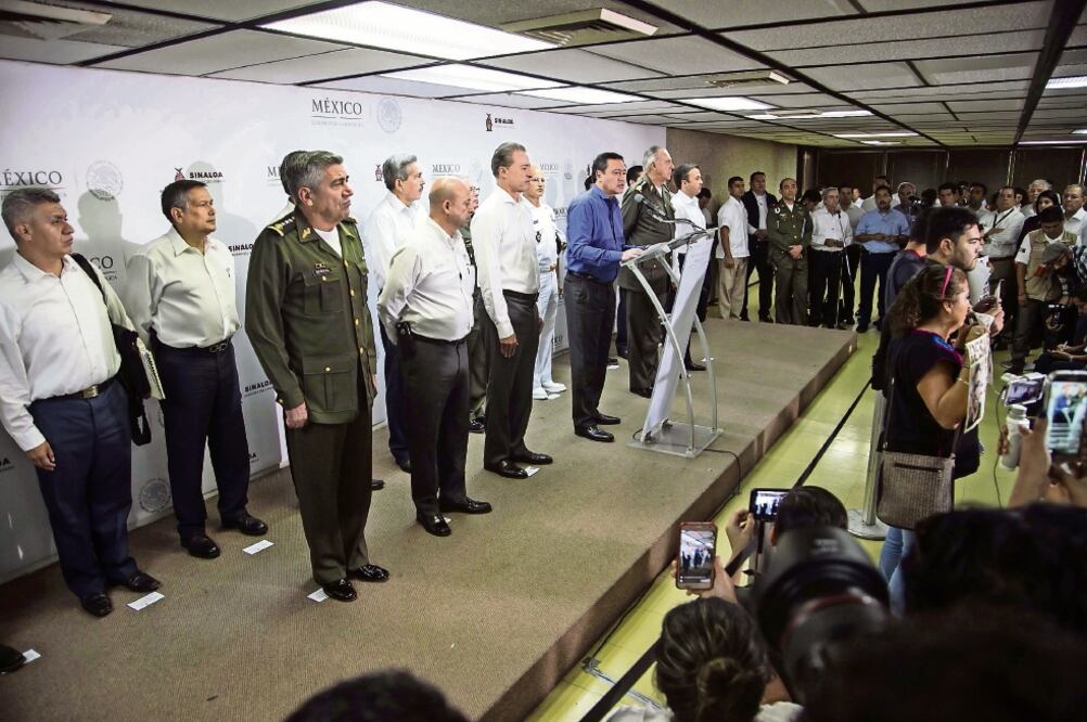 Un grupo de periodistas protestaron durante una conferencia de prensa del secretario de Gobernación, Miguel Angel Osorio Chong (c), en Culiacán, para exigir que se esclarezca la muerte del periodista Javier Valdez. (XINHUA)