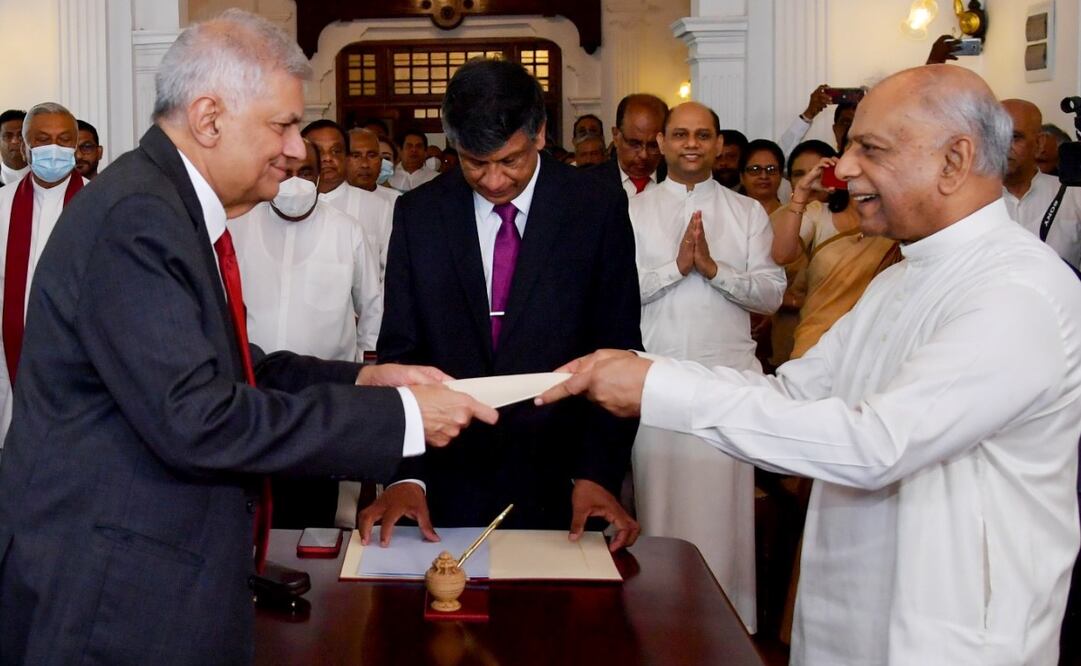 El político y exministro Dinesh Gunawardena tomó posesión como nuevo primer ministro. Foto: EFE