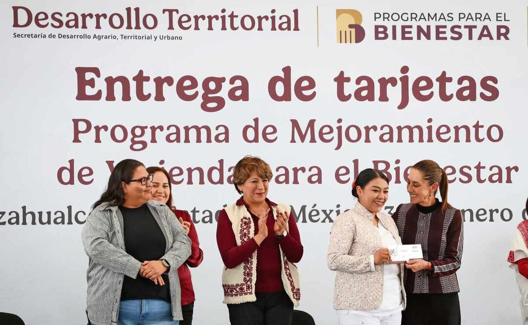 La Presidenta encabezó en Los Reyes La Paz la entrega de las primeras 4 mil 200 tarjetas del programa Mejoramiento de Vivienda. Luis Camacho / EL UNIVERSAL