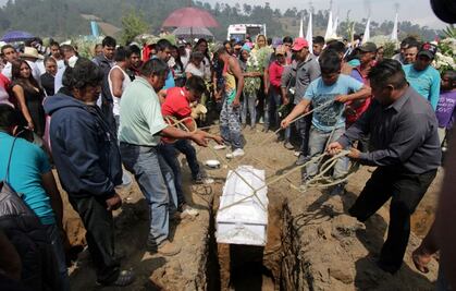 Despiden a víctimas de explosión de pirotecnia en San Isidro, Chilchotla