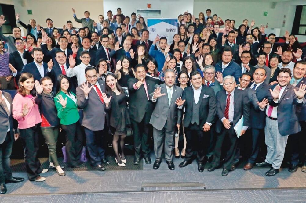 Enrique Bustamante Martínez (centro), director de la Fundación Ealy Ortiz, A.C., inauguró el Taller Avanzado de Conferencia y Discurso Escrito (FOTOS: LUCÍA GODÍNEZ. EL UNIVERSAL)