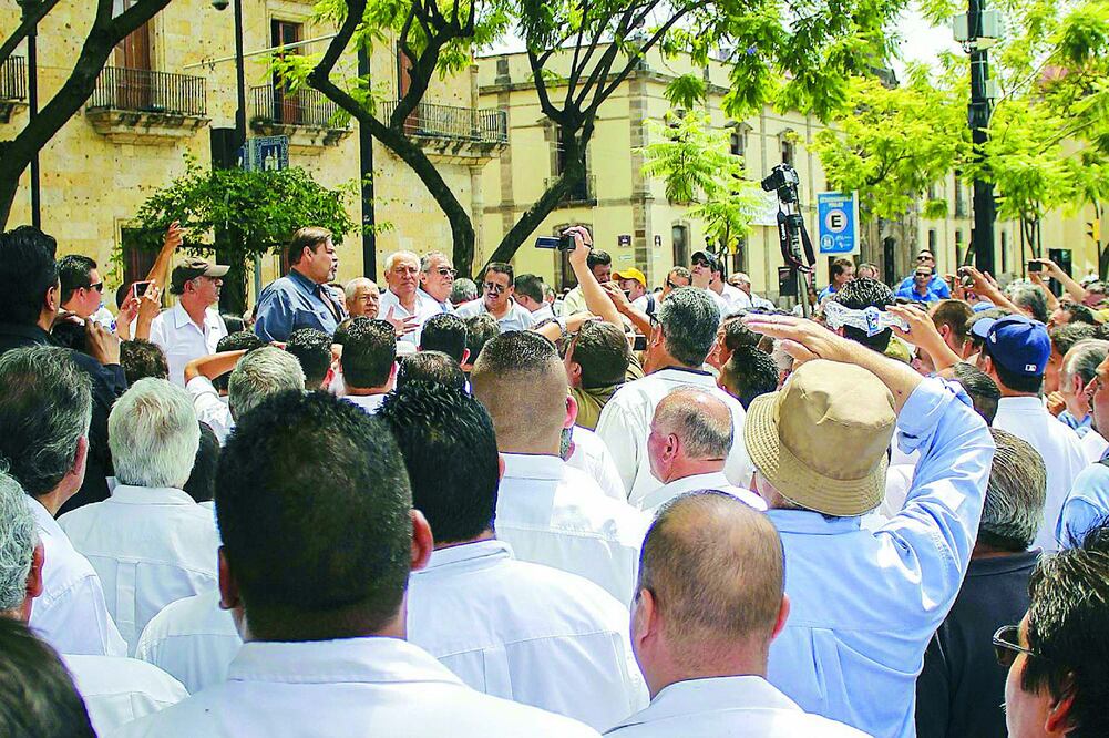 Unos 300 operadores de taxis aseguran tener pérdidas de 50% (JORGE ALBERTO MENDOZA / EL UNIVERSAL)
