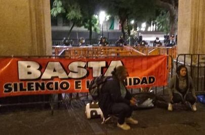 Madres buscadoras denuncian que fueron golpeadas y desalojadas de plantón afuera de Palacio Nacional