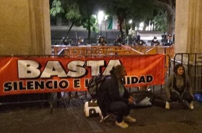 Madres buscadoras denuncian que fueron golpeadas y desalojadas de plantón afuera de Palacio Nacional
