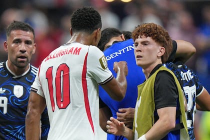 VIDEO | ¿Qué pasó entre Bellingham y Barco? El momento que encendió las redes tras Argentina vs Inglaterra