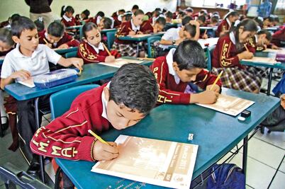 Entregan becas para frenar deserción escolar en NL