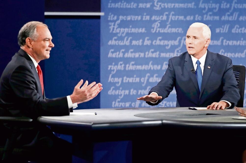 Tim Kaine, aspirante demócrata a la vicepresidencia de EU, y Mike Pence, abanderado republicano, ayer en el debate en la Universidad de Longwood (JONATHAN ERNST. REUTERS)