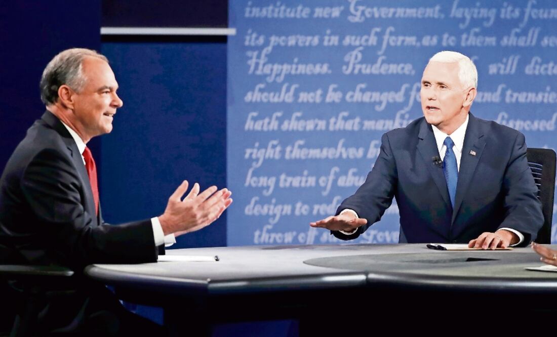 Tim Kaine, aspirante demócrata a la vicepresidencia de EU, y Mike Pence, abanderado republicano, ayer en el debate en la Universidad de Longwood (JONATHAN ERNST. REUTERS)
