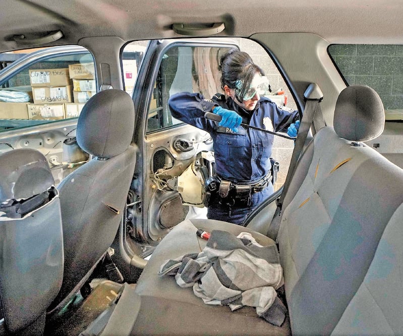 Una oficial del ICE revisa un auto en el puerto de San Ysidro, en California. En EU han alertado por los medicamentos recetados falsificados mezclados con fentanilo. SANDY HUFFAKER. AFP