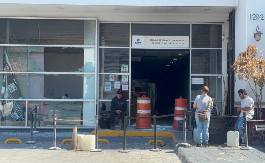 Presuntos integrantes del CJNG incendiaron y realizaron destrozos en oficina del SAT en Puerto Vallarta, Jalisco. Foto: Juan Carlos Williams/ EL UNIVERSAL
