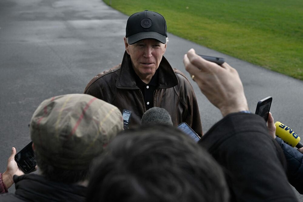 El presidente estadounidense Joe Biden habla con la prensa en el jardín sur de la Casa Blanca en Washington. Foto: AFP