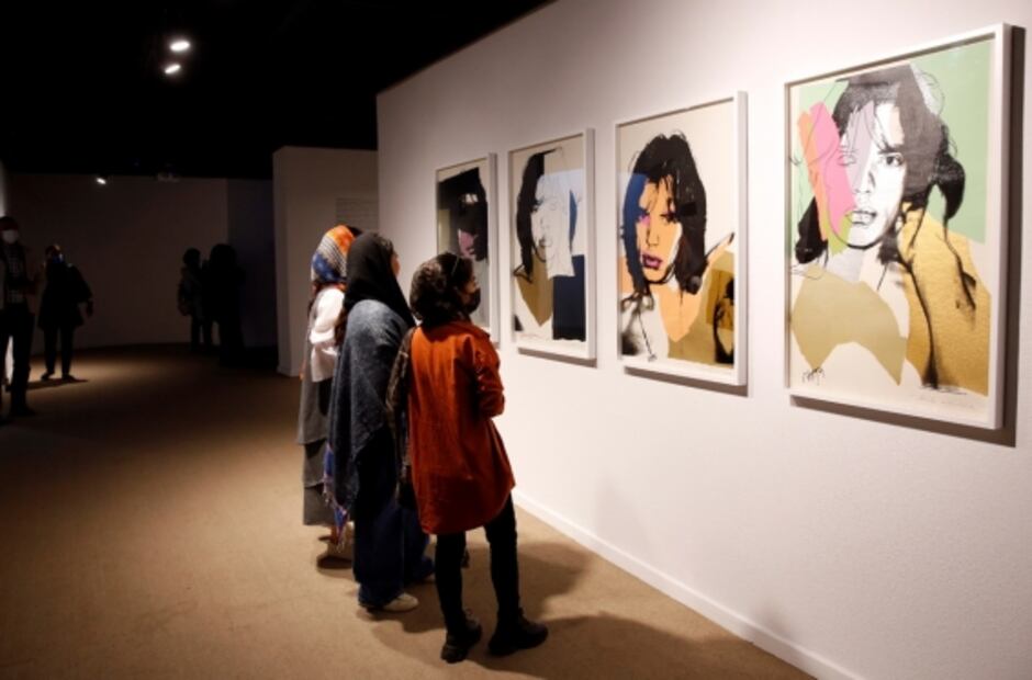 15 minutos de fama para Andy Warhol en Teherán, el arte pop fascina a espectadores iraníes