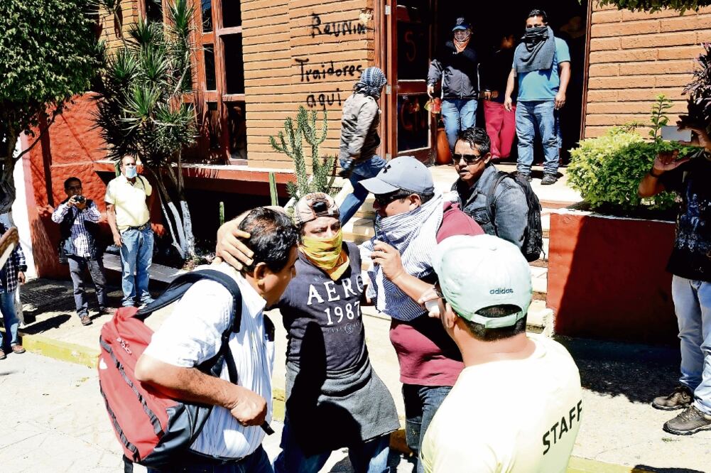 Maestros de la CNTE sacaron a empellones a integrantes del Instituto Estatal de Educación Pública de Oaxaca; aseguraron que algunos de estos servidores usurpan funciones de docentes que participan en las protestas (DARÍO NOLASCO)