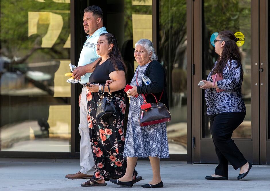Familiares de las víctimas del tiroteo en Walmart salen de la corte federal en El Paso, Texas, el viernes 7 de julio de 2023. Foto: AP